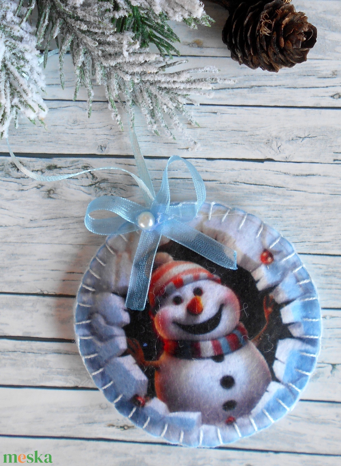 3D hatású 8 cm átmérőjű,  kör alakú karácsonyfa dísz (hóemberes csíkos sálban, sapiban) - karácsony - karácsonyi lakásdekoráció - karácsonyfadíszek - Meska.hu