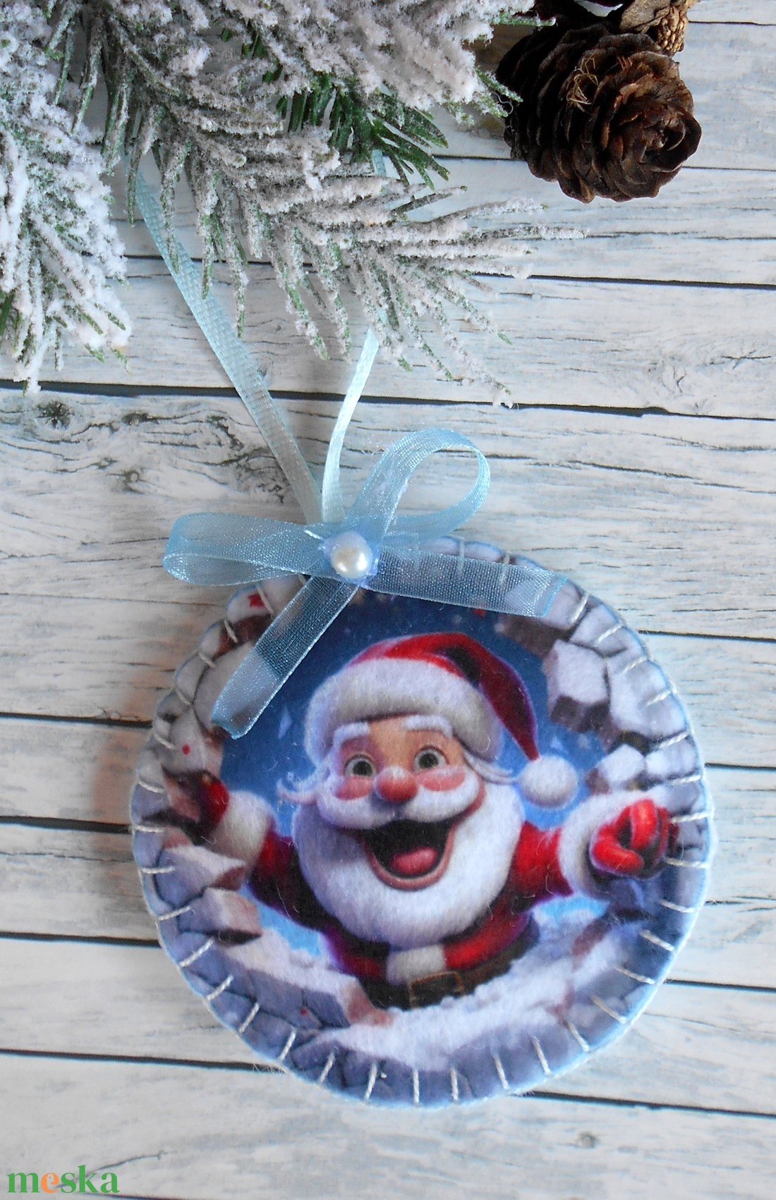 3D hatású 8 cm átmérőjű, kör alakú karácsonyfa dísz (vidám Mikulásos) - karácsony - karácsonyi lakásdekoráció - karácsonyfadíszek - Meska.hu