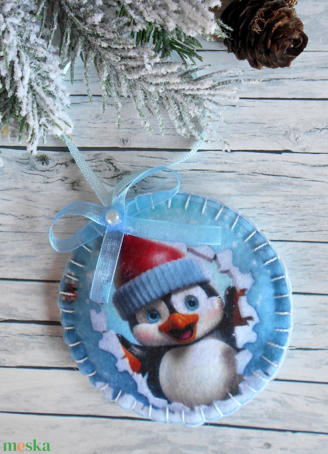 3D hatású  8 cm átmérőjű, kör alakú karácsonyfa dísz (cuki pingvin piros-kék sapiban) - karácsony - karácsonyi lakásdekoráció - karácsonyfadíszek - Meska.hu