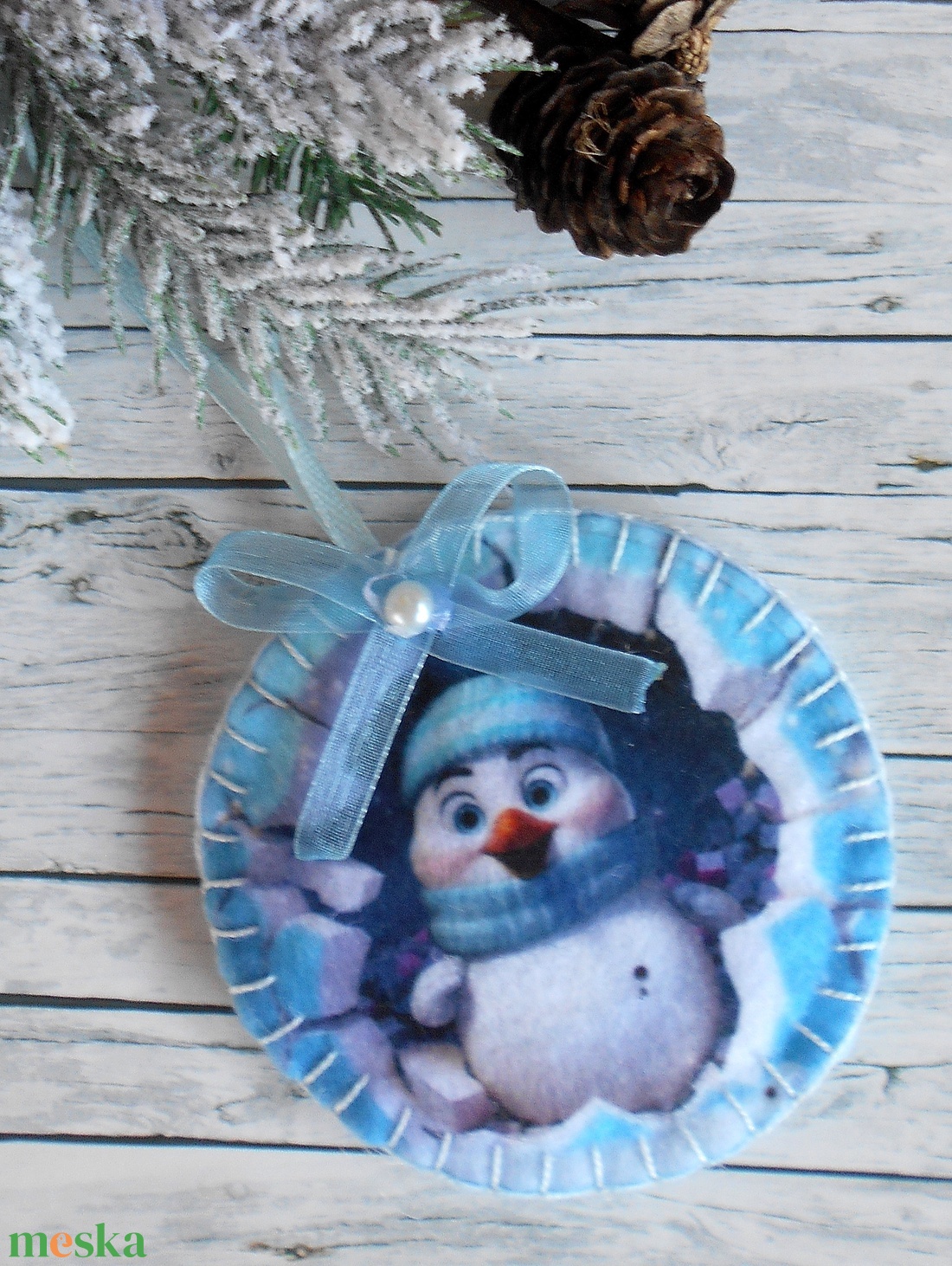 3D hatású  8 cm átmérőjű, kör alakú karácsonyfa dísz (cuki pingvin kék sapiban és sálban) - karácsony - karácsonyi lakásdekoráció - karácsonyfadíszek - Meska.hu