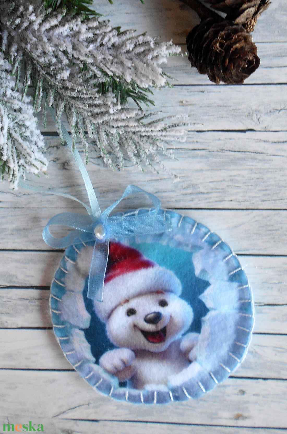 3D hatású  8 cm átmérőjű, kör alakú karácsonyfa dísz (cuki jegesmacis télapósapkában) - karácsony - karácsonyi lakásdekoráció - karácsonyfadíszek - Meska.hu