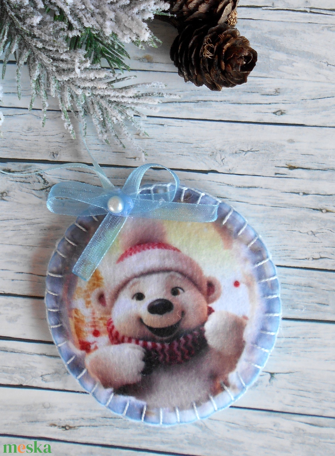 3D hatású  8 cm átmérőjű, kör alakú karácsonyfa dísz (cuki jegesmacis télapósapkában és sálban)) - karácsony - karácsonyi lakásdekoráció - karácsonyfadíszek - Meska.hu