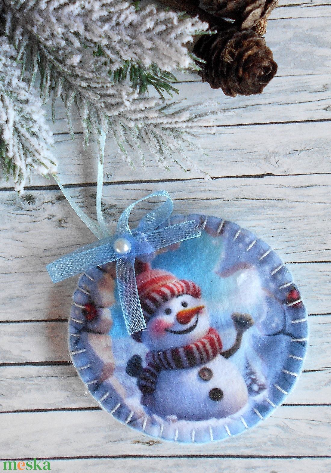 3D hatású 8 cm átmérőjű, kör alakú karácsonyfa dísz (vidám hóembere piros-fehér sapiban és sálban) - karácsony - karácsonyi lakásdekoráció - karácsonyfadíszek - Meska.hu