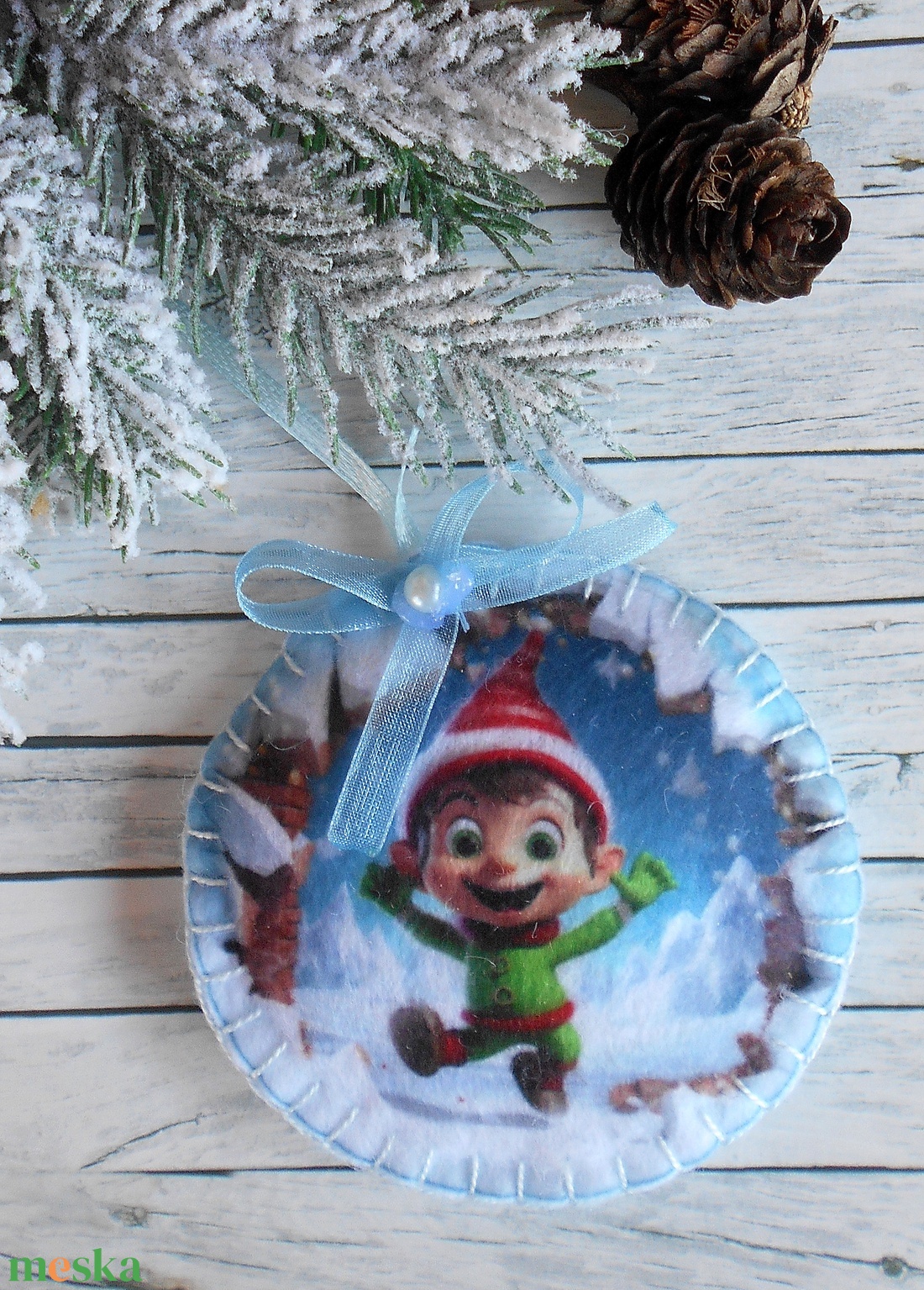 3D hatású  8 cm átmérőjű, kör alakú karácsonyfa dísz (vidám manós) - karácsony - karácsonyi lakásdekoráció - karácsonyfadíszek - Meska.hu