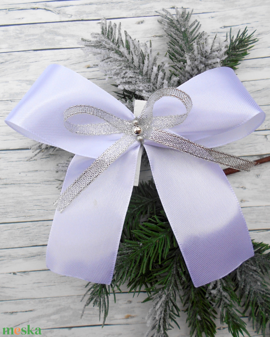 Fehér-ezüst színű csipeszes masni, karácsonyfára  - karácsony - karácsonyi lakásdekoráció - karácsonyfadíszek - Meska.hu