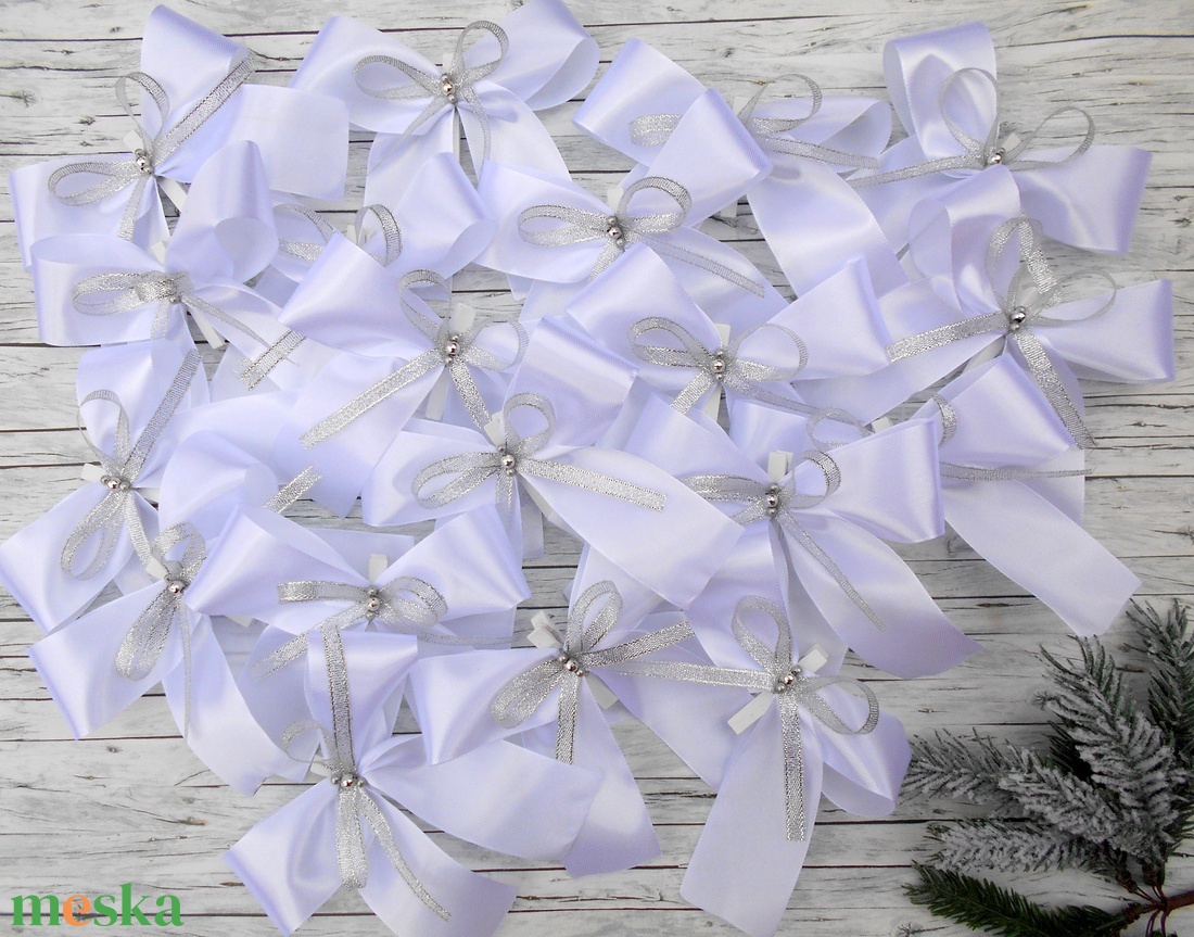 Fehér-ezüst színű csipeszes masni, karácsonyfára  - karácsony - karácsonyi lakásdekoráció - karácsonyfadíszek - Meska.hu