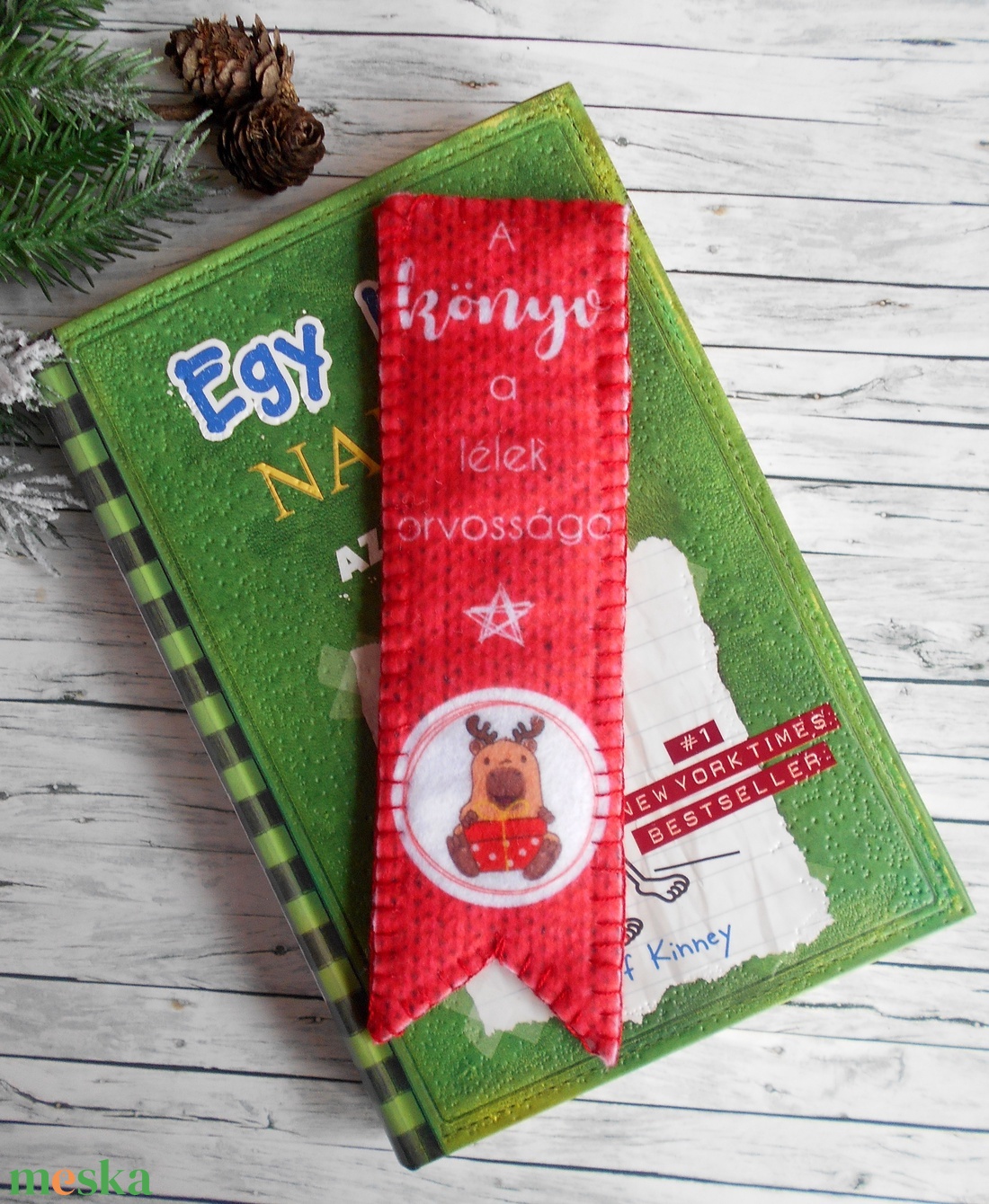 Capybara karácsonyi könyvjelző piros kötött alappal 4. - karácsony - karácsonyi ajándékozás - karácsonyi ajándékcsomagolás - Meska.hu
