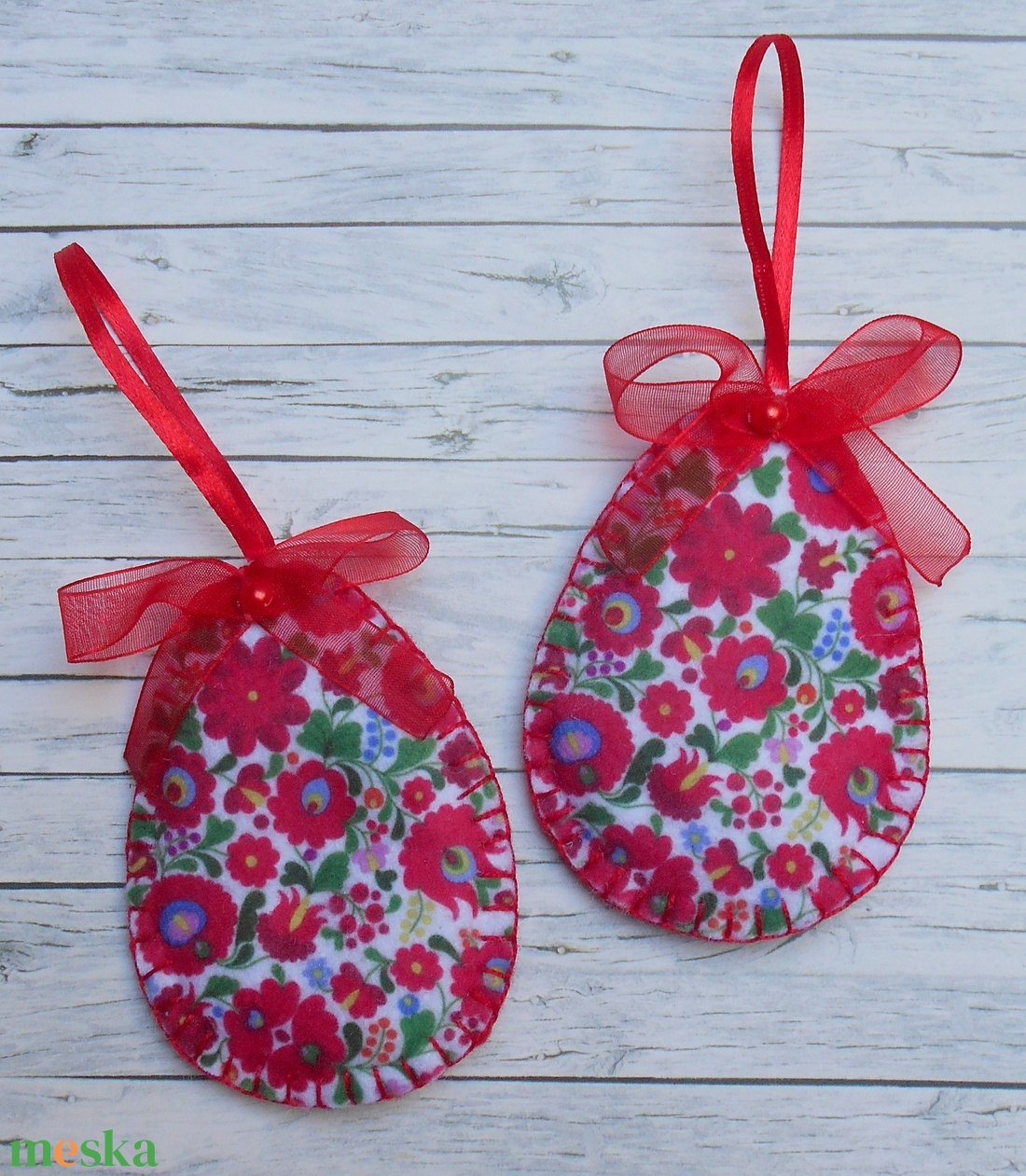 Fehér alapon apró kalocsai mintás húsvéti tojás szett (2 db) - otthon & életmód - dekoráció - fali és függő dekoráció - függődísz - Meska.hu