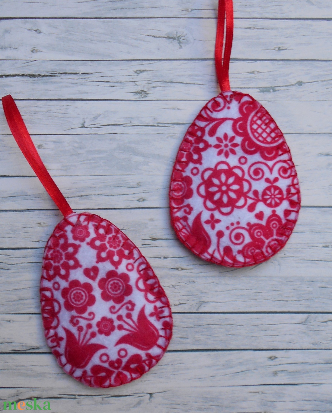 Fehér alapon piros népies virágmintás húsvéti tojás szett (2 db) - ünnepi díszek, dekorációk - húsvéti díszek és dekorációk - húsvéti tojásfadíszek - Meska.hu