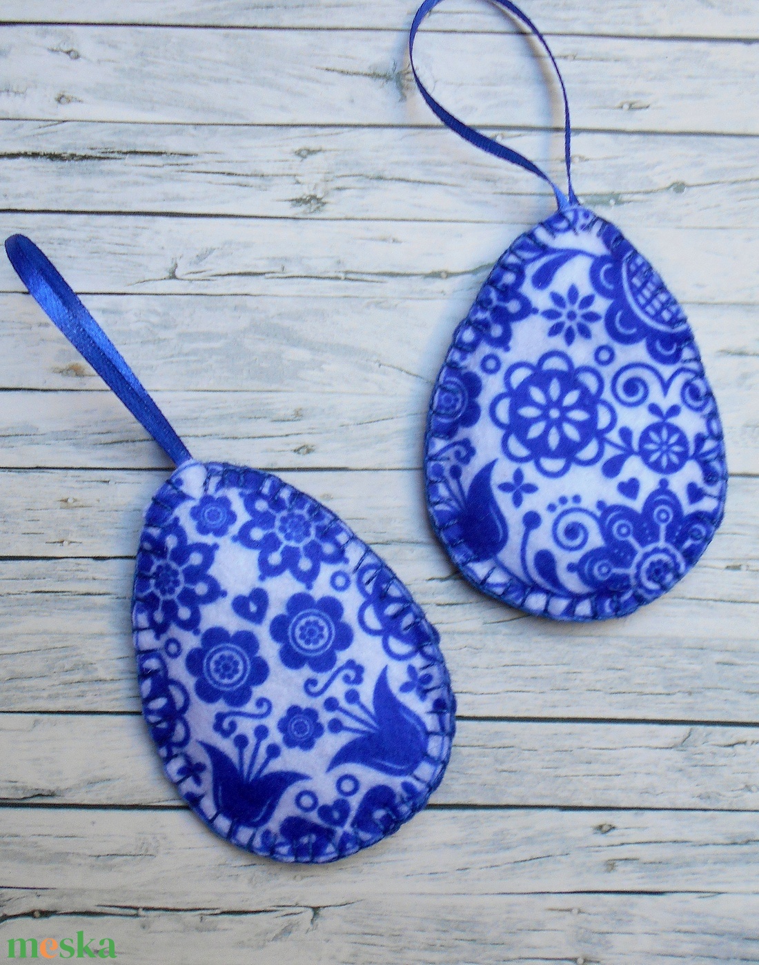 Fehér alapon kék népies virágmintás húsvéti tojás szett (2 db) - otthon & életmód - dekoráció - fali és függő dekoráció - függődísz - Meska.hu