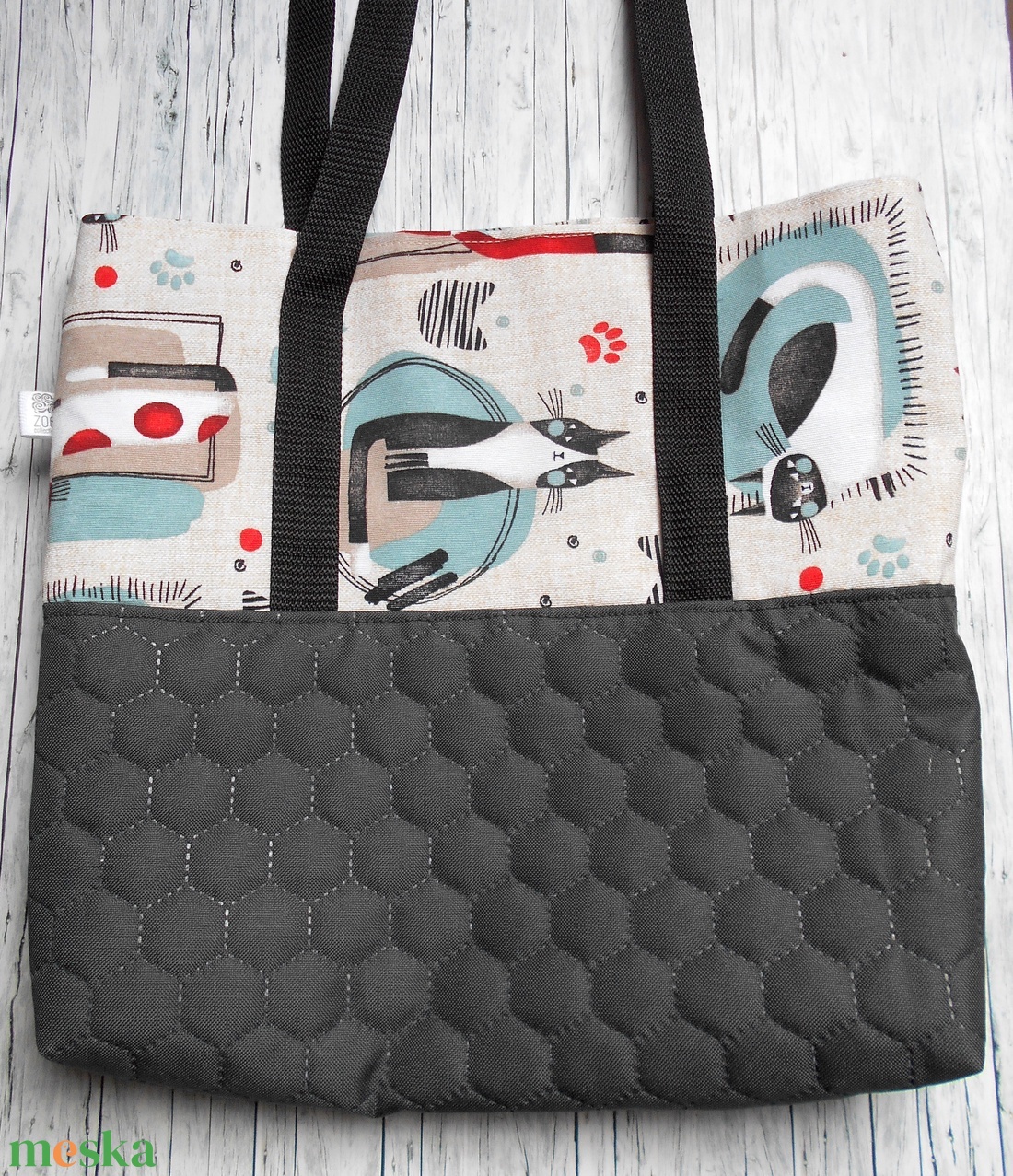 Nagyméretű grafitszürke, natúr alapon fekete-fehér, piros-fehér cicamintás válltáska - táska & tok - kézitáska & válltáska - nagy pakolós táska - Meska.hu