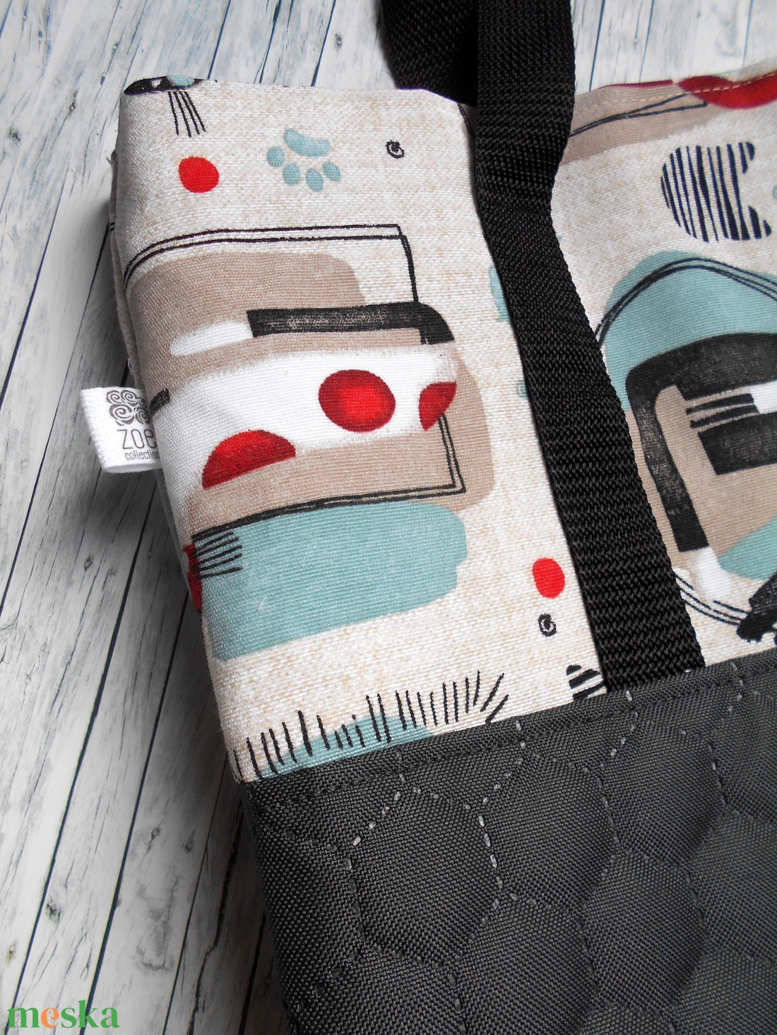 Nagyméretű grafitszürke, natúr alapon fekete-fehér, piros-fehér cicamintás válltáska - táska & tok - kézitáska & válltáska - nagy pakolós táska - Meska.hu