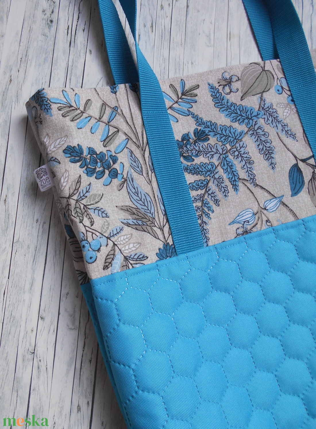Nagyméretű türkizkék, natúr alapon türkizkék levél-virág mintás válltáska - táska & tok - kézitáska & válltáska - nagy pakolós táska - Meska.hu