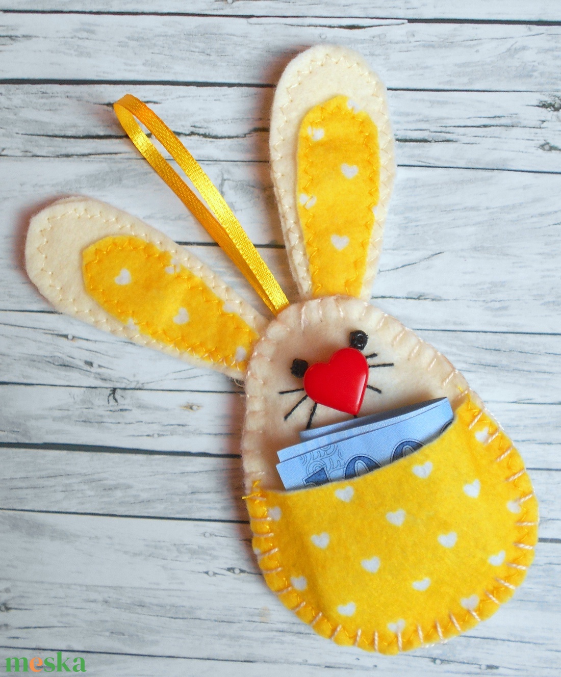 Zsebes nyuszi barkácsfilcből (sárga-fehér szívecske mintás) - otthon & életmód - dekoráció - fali és függő dekoráció - függődísz - Meska.hu