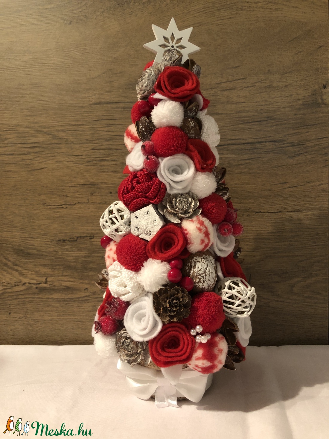 Dekoratív mini karácsonyfa piros-fehér - karácsony - karácsonyi lakásdekoráció - Meska.hu