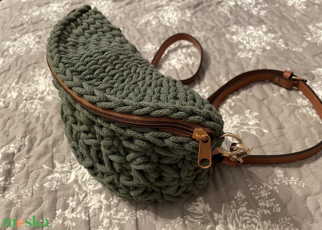 Oliva horgolt crossbody táska,övtáska - táska & tok - kézitáska & válltáska - válltáska - Meska.hu