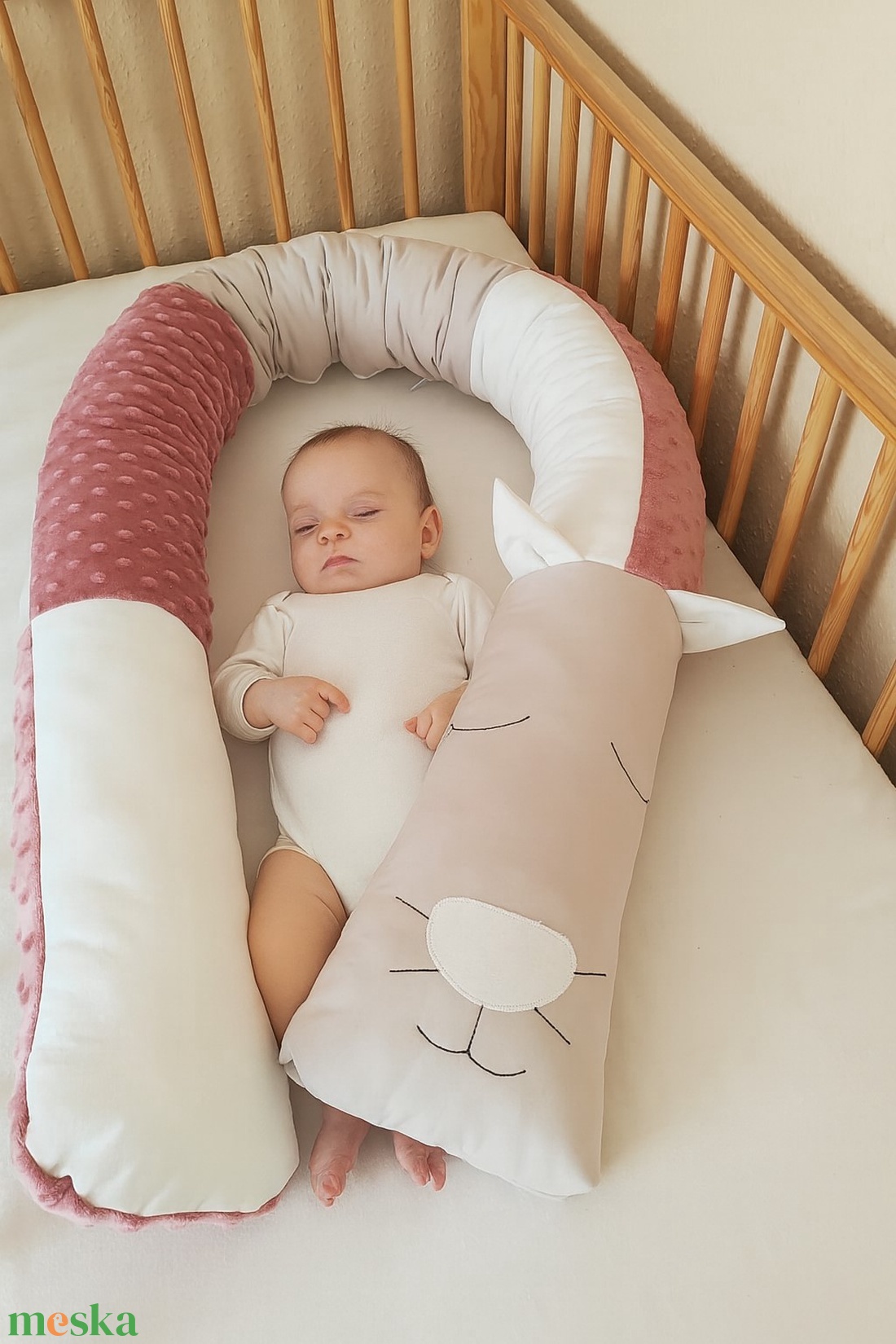 ,,ZOLICA Állatfejes hengerpárna / rácsvédő CICA - Szürke, fehér, sötétmályva - otthon & életmód - babaszoba, gyerekszoba - rácsvédő & baldachin - Meska.hu