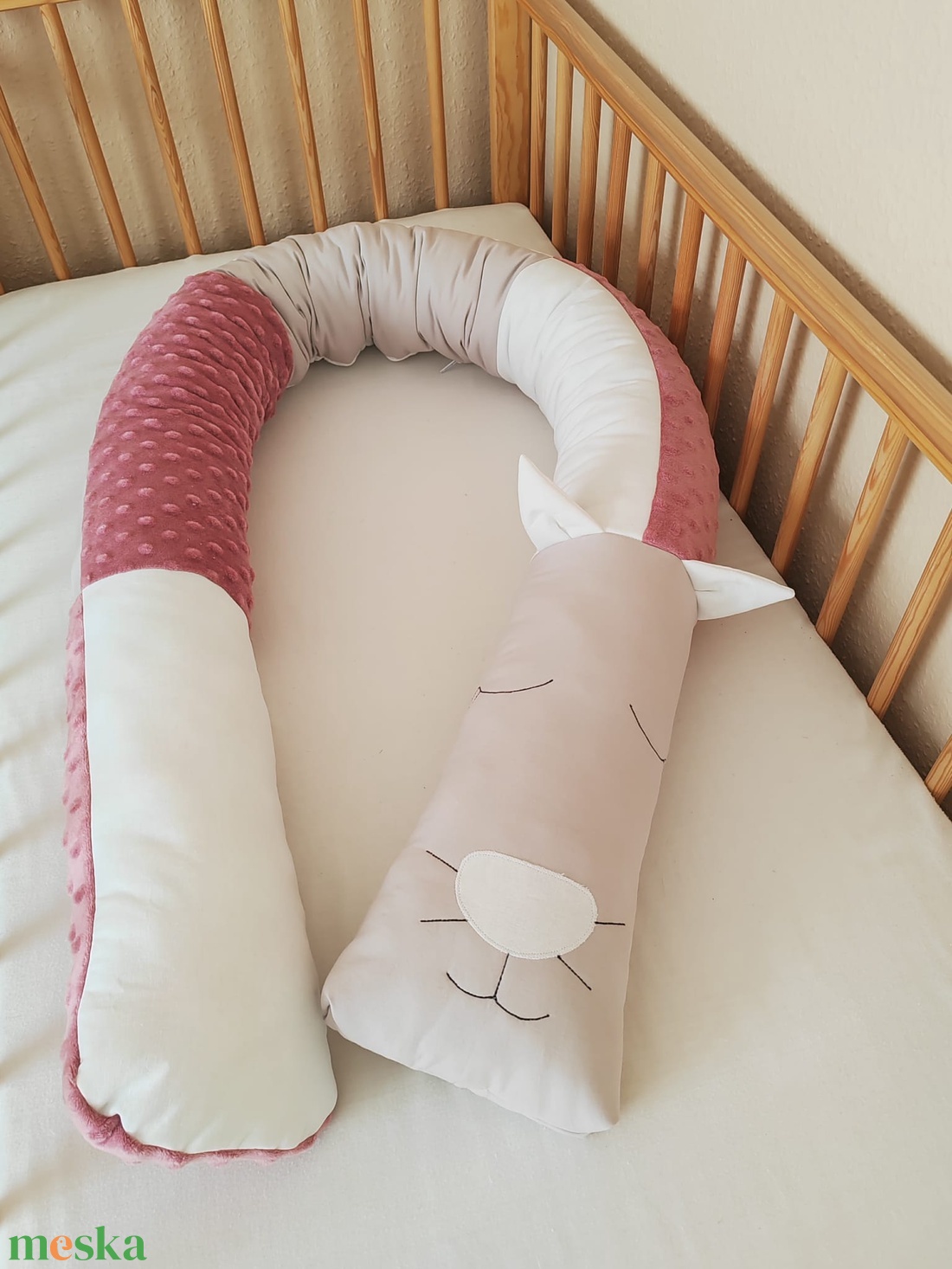 ,,ZOLICA Állatfejes hengerpárna / rácsvédő CICA - Szürke, fehér, sötétmályva - otthon & életmód - babaszoba, gyerekszoba - rácsvédő & baldachin - Meska.hu