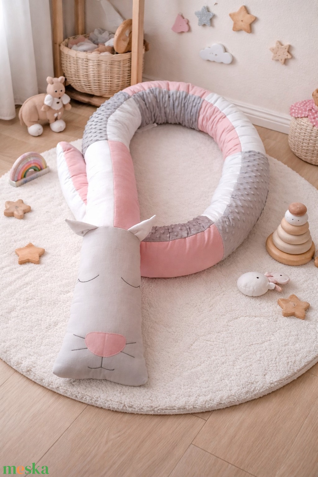 Állatfejes hengerpárna/rácsvédő CICA - szürke, fehér, mályva - baba - mama - baba ágynemű - rácsvédő & baldachin - Meska.hu