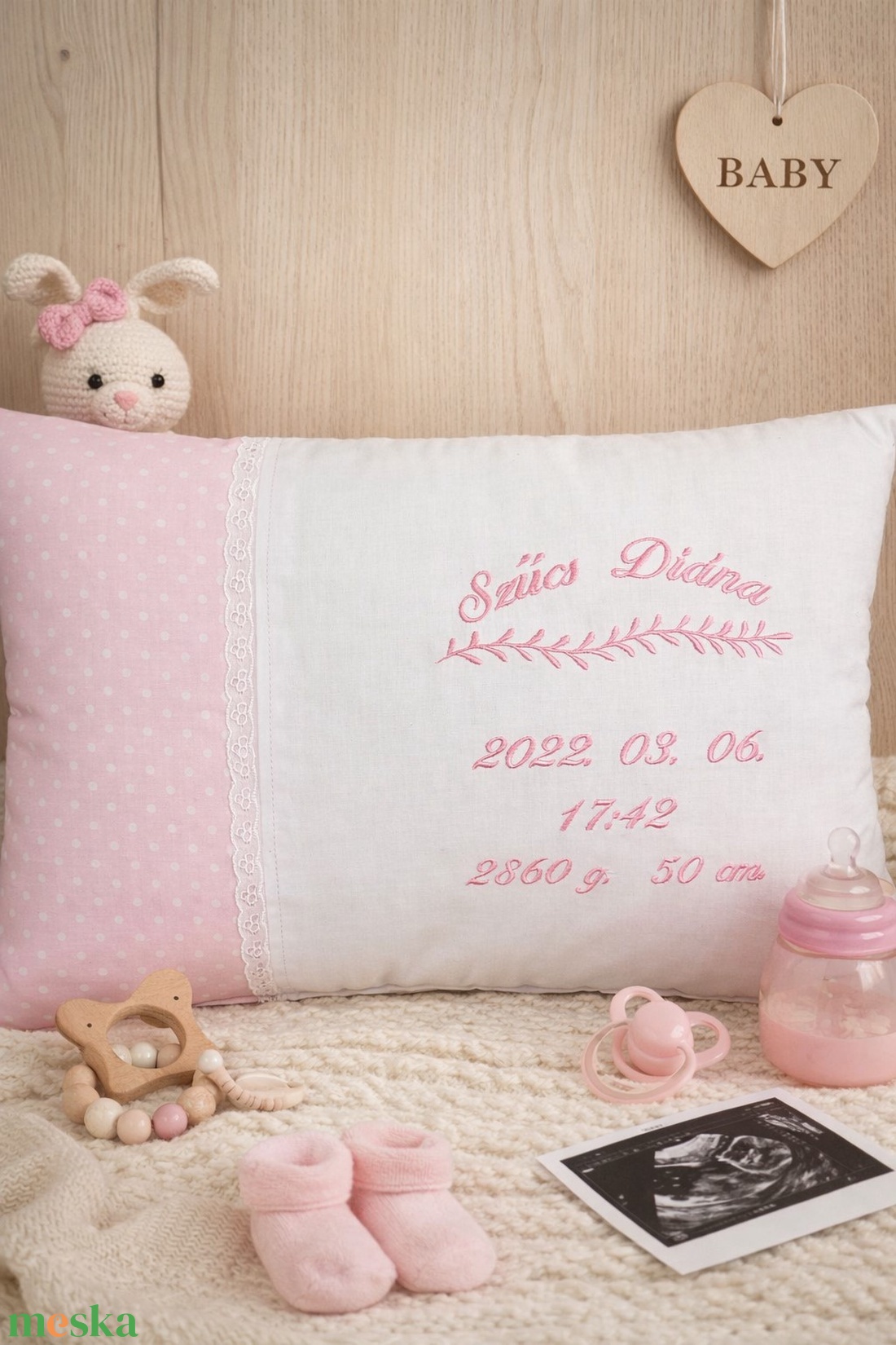 Hímzett születési párna - Pöttyös - baba - mama - babaszoba dekoráció - gyerek díszpárna - Meska.hu