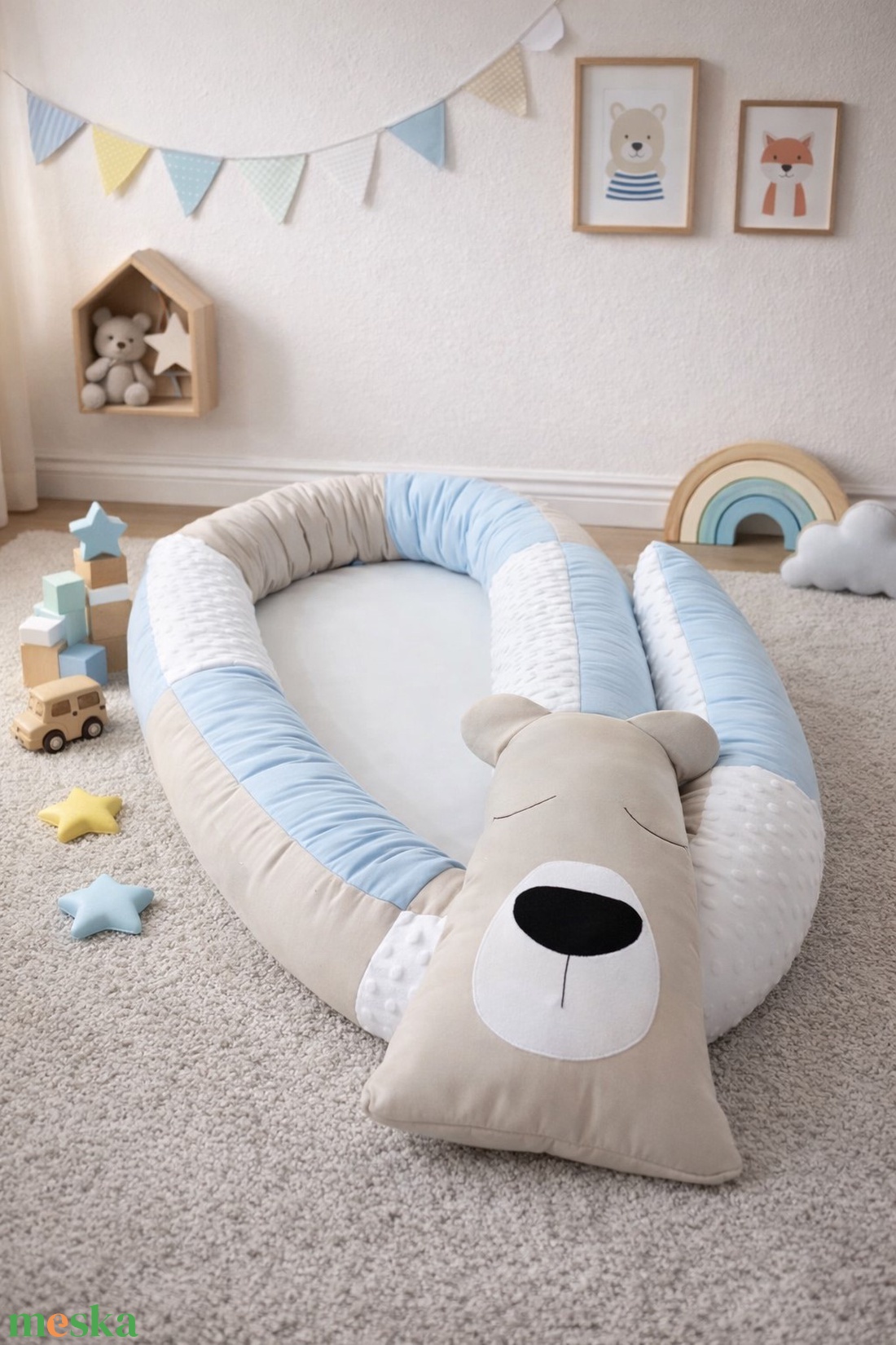 Állatfejes hengerpárna/rácsvédő MACI - bézs, fehér, kék - baba - mama - baba ágynemű - rácsvédő & baldachin - Meska.hu