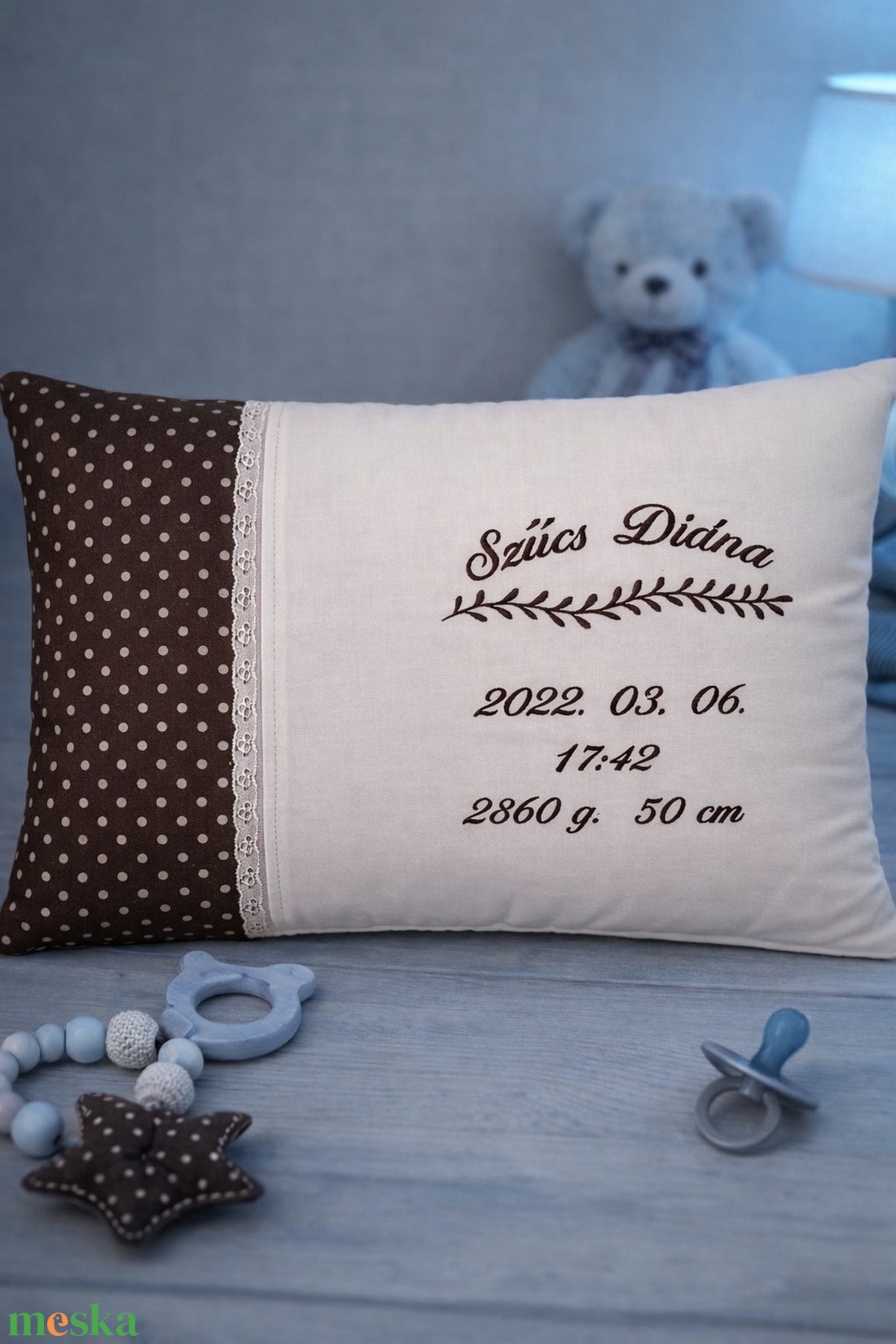 Hímzett születési párna - Barna pöttyös - baba - mama - babaszoba dekoráció - gyerek díszpárna - Meska.hu