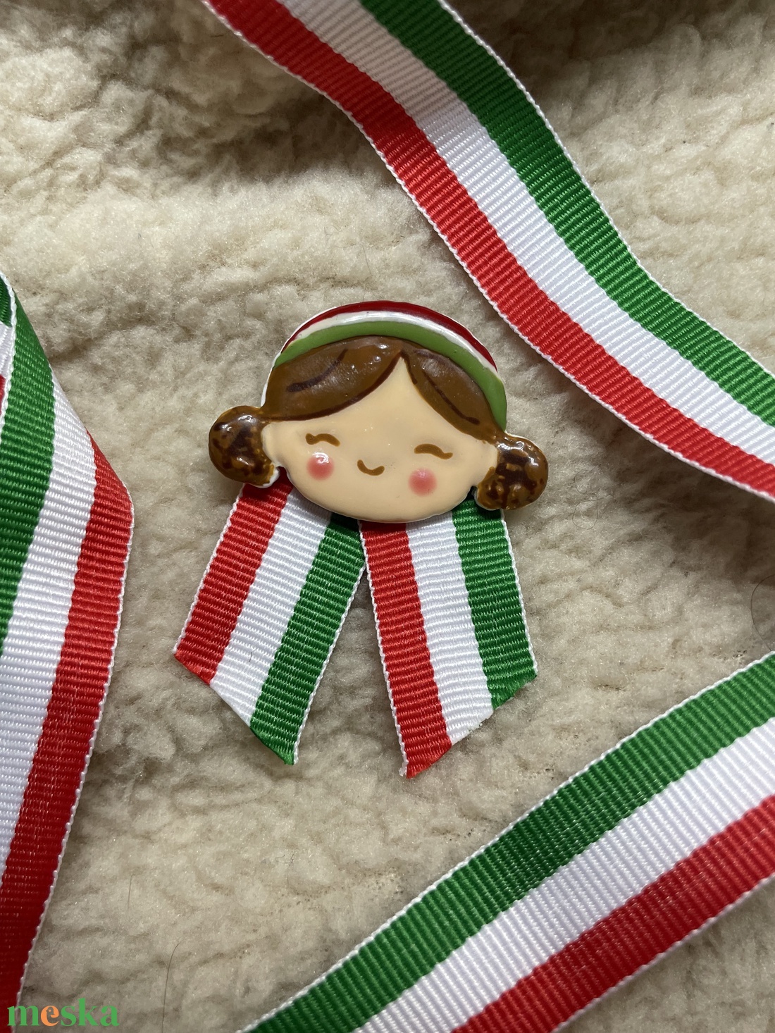 Kislányos/menyecskés kokárda - ékszer - kitűző és bross - Meska.hu