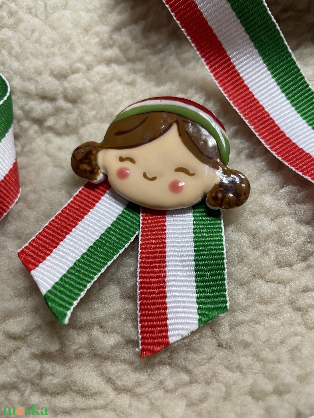 Kislányos/menyecskés kokárda - ékszer - kitűző és bross - Meska.hu