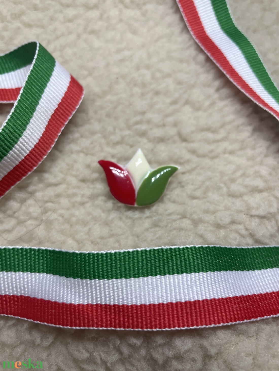 Tulipános kitűző, nemzeti színekkel - ékszer - kitűző és bross - Meska.hu