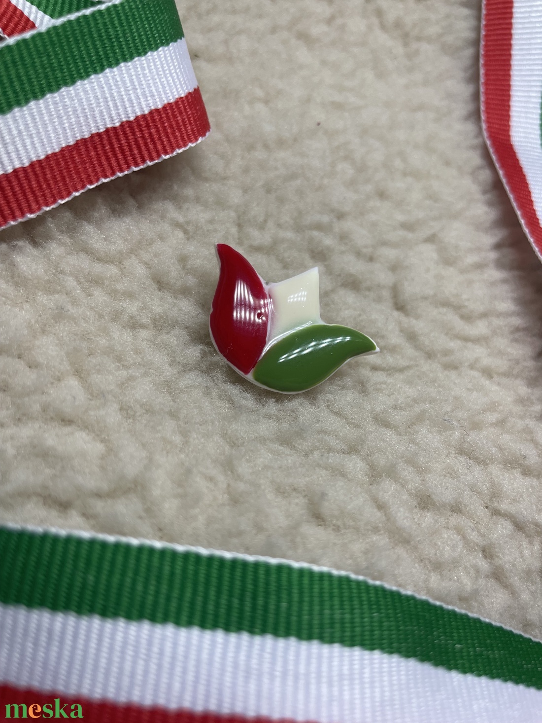 Tulipános kitűző, nemzeti színekkel - ékszer - kitűző és bross - Meska.hu