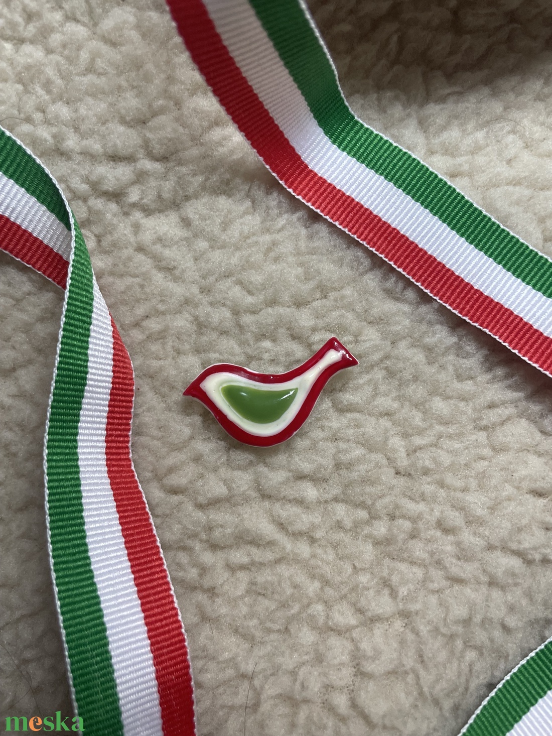 Madaras kitűző, nemzeti színekkel - ékszer - kitűző és bross - Meska.hu