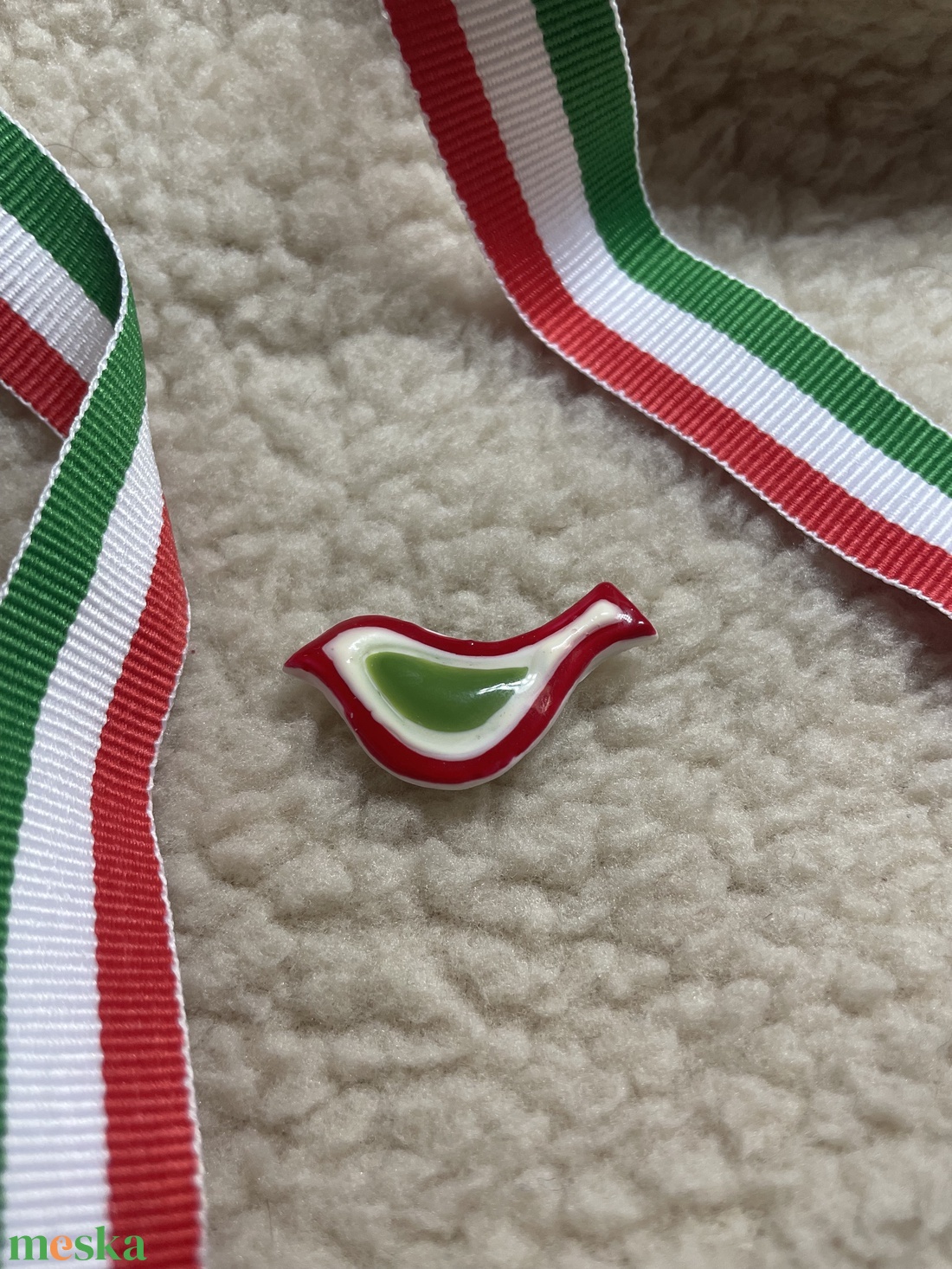 Madaras kitűző, nemzeti színekkel - ékszer - kitűző és bross - Meska.hu