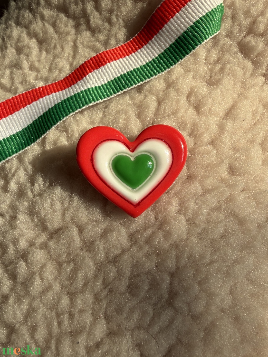 Szivecskés kitűző, nemzeti színekkel - ékszer - kitűző és bross - Meska.hu