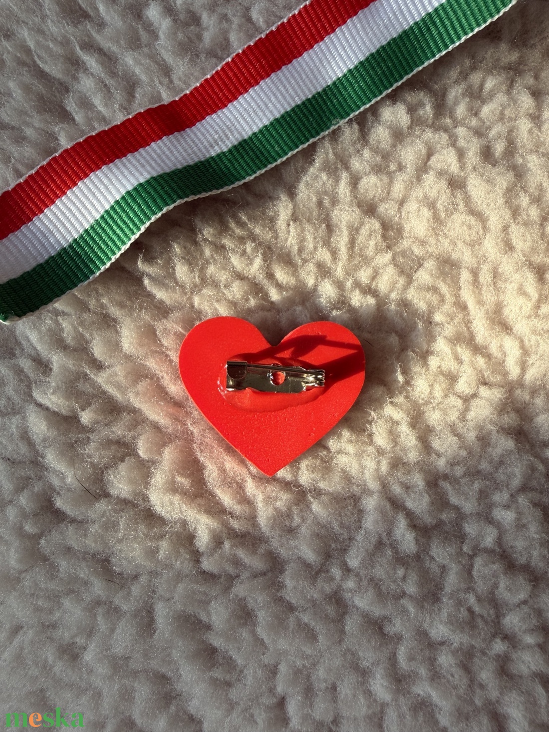 Szivecskés kitűző, nemzeti színekkel - ékszer - kitűző és bross - Meska.hu