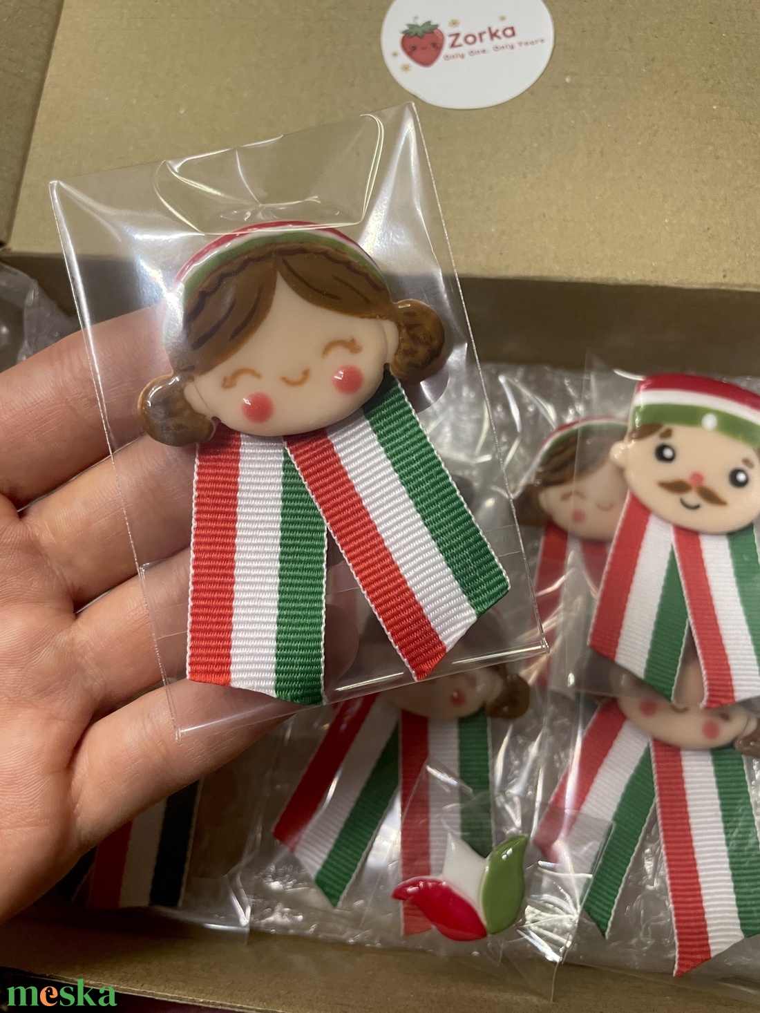 Kislányos/menyecskés kokárda - ékszer - kitűző és bross - Meska.hu