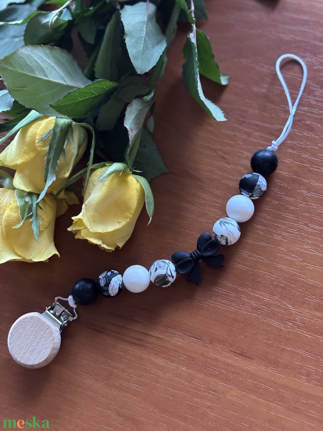 Fekete-fehér szilikon cumilánc  stílusos és biztonságos baba kiegészítő - játék & sport - 3 éves kor alattiaknak - cumilánc - Meska.hu