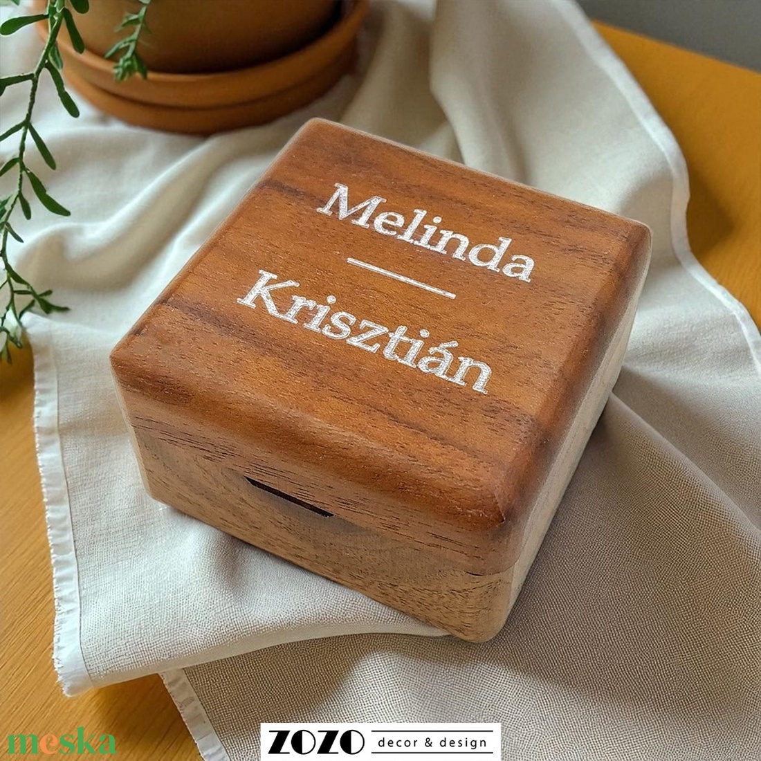 Gyűrűsdoboz gyűrűtartó gravírozott doboz esküvői kellék kiegészítő ajándék diófa egyedi névvel dátummal szöveggel készül - esküvő - kiegészítők - gyűrűtartó & gyűrűpárna - Meska.hu