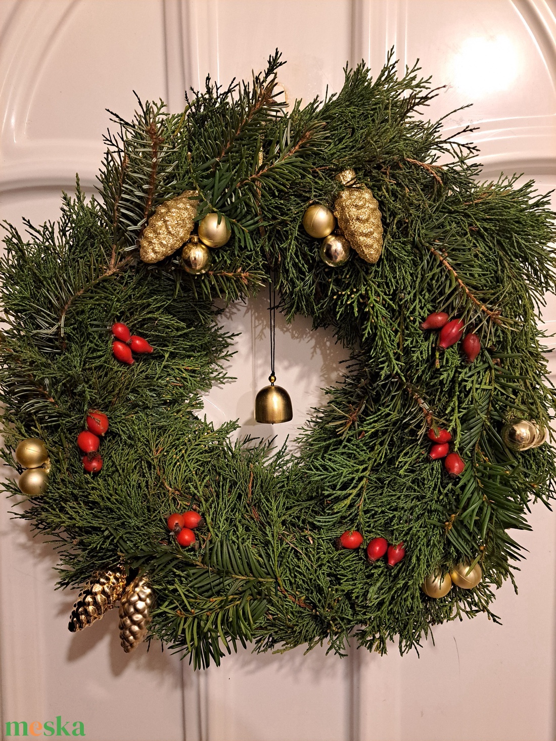 Koszorú - ajtódísz élő növényes arany - karácsony - karácsonyi lakásdekoráció - karácsonyi ajtódíszek - Meska.hu