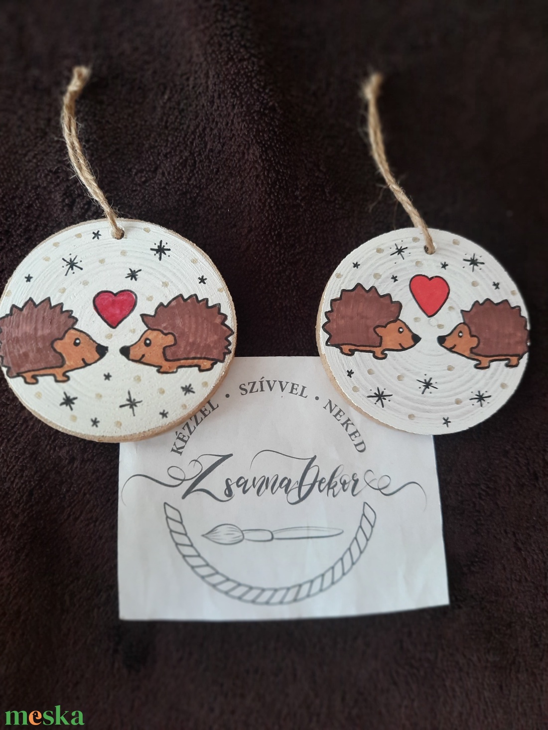  2 db Karacsonyi sünis Festett fakorong - karácsony - karácsonyi lakásdekoráció - karácsonyfadíszek - Meska.hu