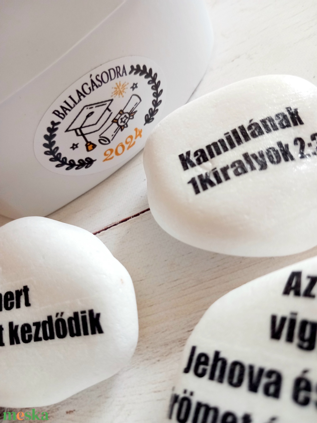 Ballagási stílusos lány pénzátadó,motivációs kövecskével. - otthon & életmód - dekoráció - asztal és polc dekoráció - asztaldísz - Meska.hu Ballagási stílusos lány pénzátadó,motivációs kövecskével. - otthon & életmód - dekoráció - asztal és polc dekoráció - asztaldísz - Meska.hu