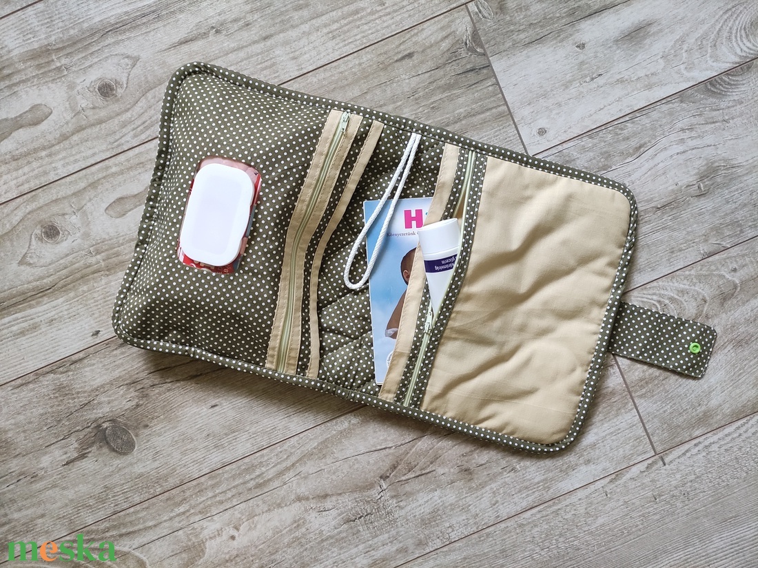 Pelenkázó neszeszer dínós - otthon & életmód - papír, írószer - egészségügyi kiskönyv borító - Meska.hu Pelenkázó neszeszer dínós - otthon & életmód - papír, írószer - egészségügyi kiskönyv borító - Meska.hu