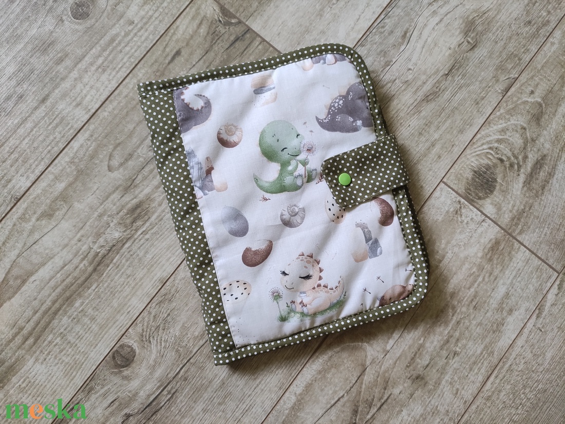 Pelenkázó neszeszer dínós - otthon & életmód - papír, írószer - egészségügyi kiskönyv borító - Meska.hu Pelenkázó neszeszer dínós - otthon & életmód - papír, írószer - egészségügyi kiskönyv borító - Meska.hu