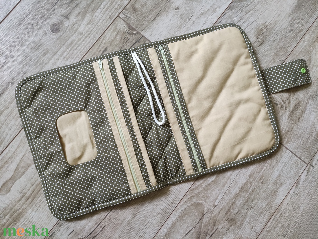 Pelenkázó neszeszer dínós - otthon & életmód - papír, írószer - egészségügyi kiskönyv borító - Meska.hu Pelenkázó neszeszer dínós - otthon & életmód - papír, írószer - egészségügyi kiskönyv borító - Meska.hu