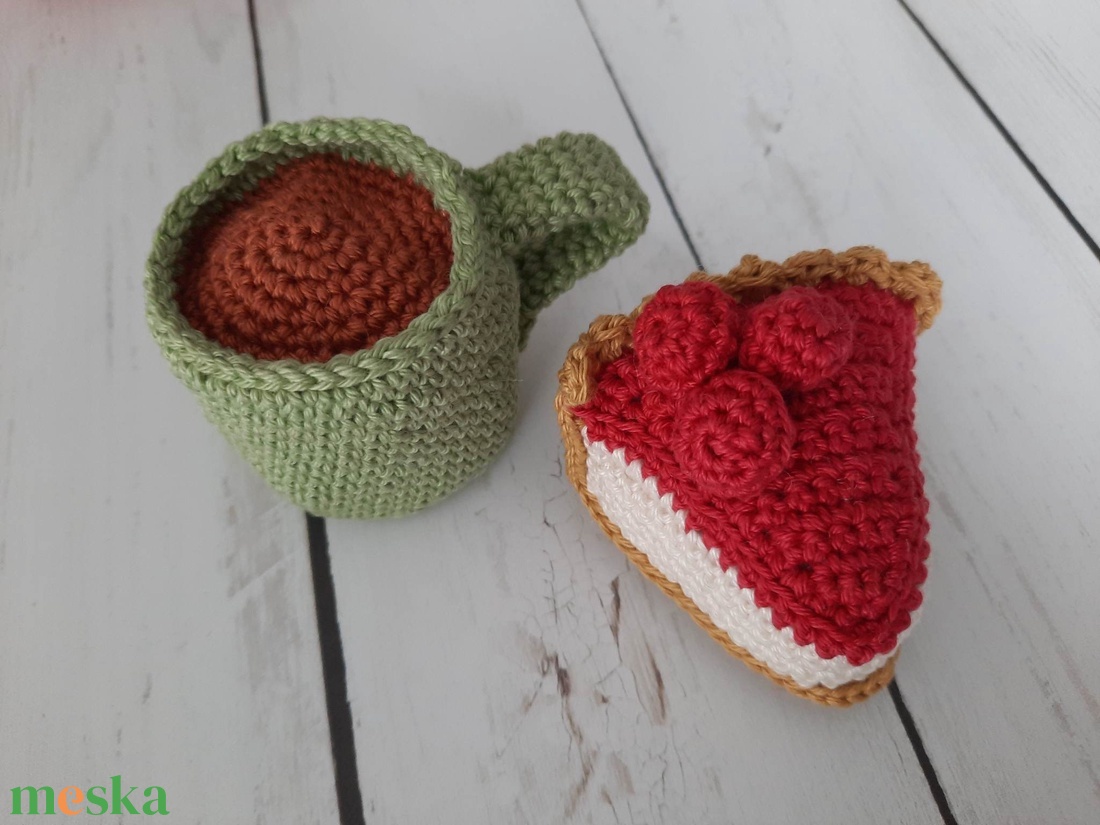 Pasztell horgolt sajttorta kávéval - játék & sport - szerepjáték - Meska.hu