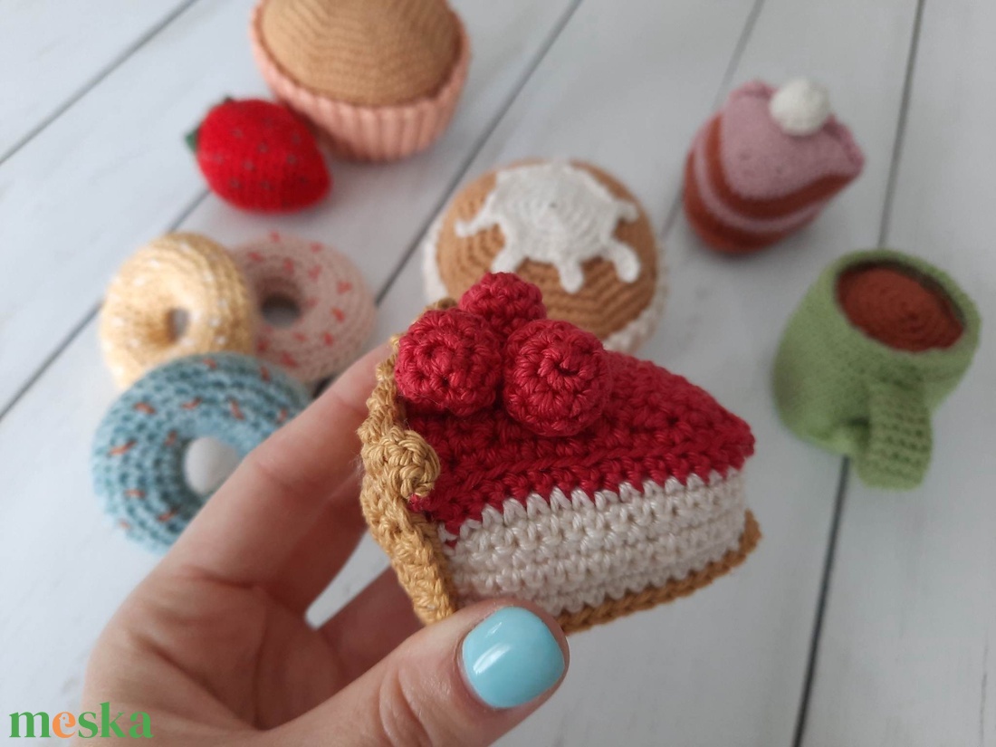 Pasztell horgolt sajttorta kávéval - játék & sport - szerepjáték - Meska.hu