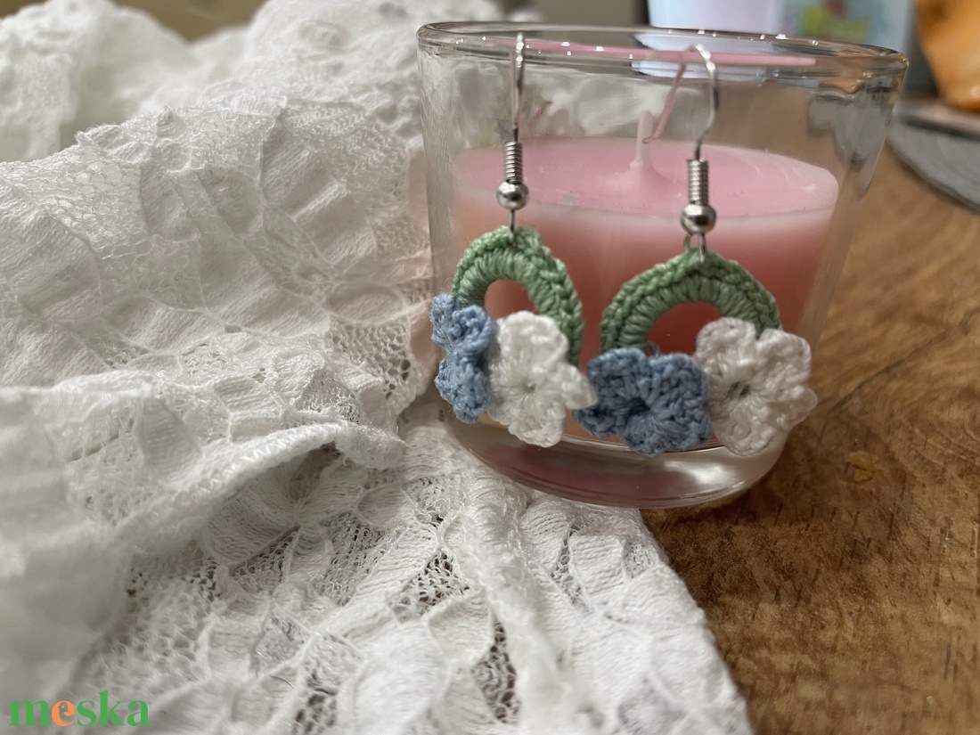 Romantikus virágos horgolt fülbevaló � pasztell árnyalatok - ékszer - fülbevaló - lógós kerek fülbevaló - Meska.hu