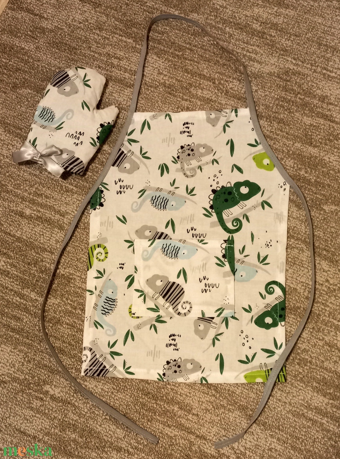 Gyermek kötény és edényfogó kesztyű - otthon & életmód - konyhafelszerelés, tálalás - konyhai textil - kötény - Meska.hu Gyermek kötény és edényfogó kesztyű - otthon & életmód - konyhafelszerelés, tálalás - konyhai textil - kötény - Meska.hu