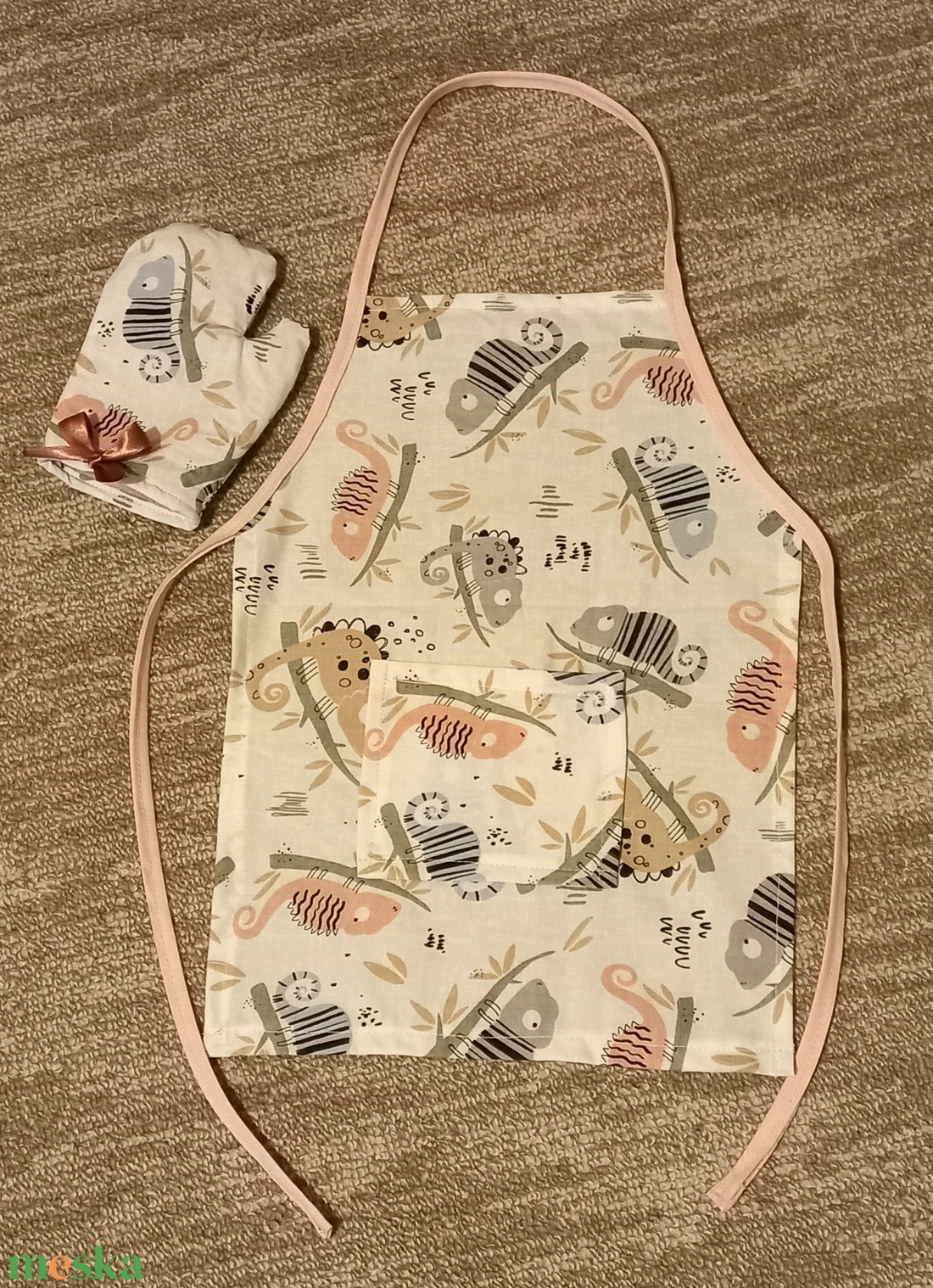 Gyermek kötény és edényfogó kesztyű - otthon & életmód - konyhafelszerelés, tálalás - konyhai textil - kötény - Meska.hu Gyermek kötény és edényfogó kesztyű - otthon & életmód - konyhafelszerelés, tálalás - konyhai textil - kötény - Meska.hu