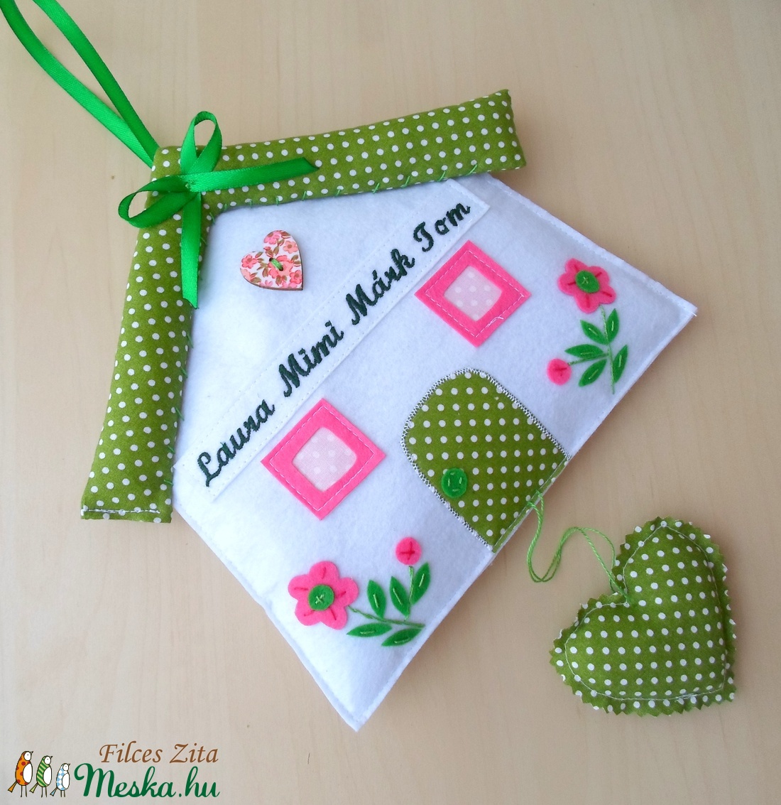 Filc házikós ajtódísz családi nevekkel  -  - Meska.hu