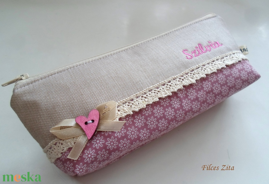 Virágos, névre szóló cipzáros tolltartó - táska & tok - neszesszer - Meska.hu